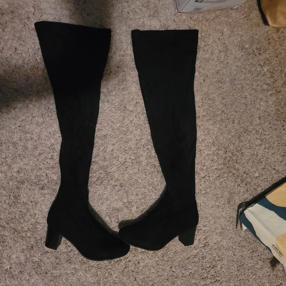 Knee high boots - Picture 1 of 3